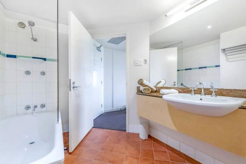 A Waterview Oasis On The Esplanade With Pool - Getaway Accommodation 4