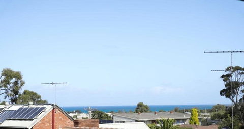A Wave From It All Ocean Glimpse Central Torquay - Getaway Accommodation 3