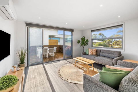 A Wave From It All Ocean Glimpse Central Torquay - Getaway Accommodation 0