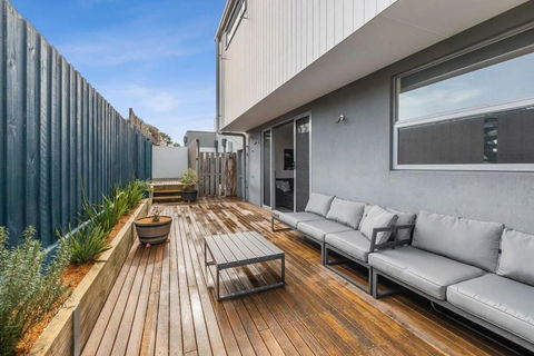 A Wave From It All Ocean Glimpse Central Torquay - Getaway Accommodation 4