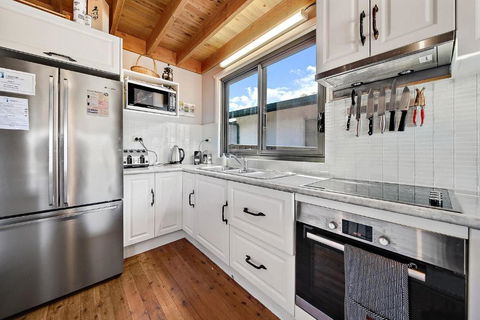 Aarlaur 2 - Charming 2BR Rustic Home L Bath L Fire Pit L WiFi L Air-Con - Getaway Accommodation 4