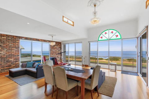 Absolute Bay Frontage With Open Fire And Spa Bath - Getaway Accommodation 0