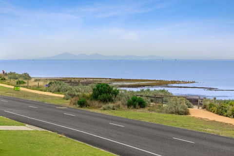 Absolute Bay Frontage With Open Fire And Spa Bath - Getaway Accommodation 2