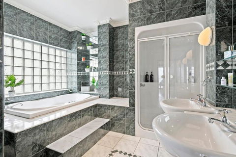 Absolute Bay Frontage With Open Fire And Spa Bath - Getaway Accommodation 3
