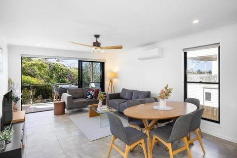 Absolute Beachfront Marcoola 4Bd, Heated Spa - Getaway Accommodation 3