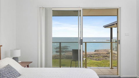 Absolute Waterfront Anna Bay - Getaway Accommodation 2