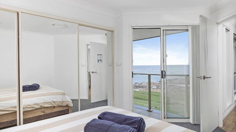 Absolute Waterfront Anna Bay - Getaway Accommodation 4