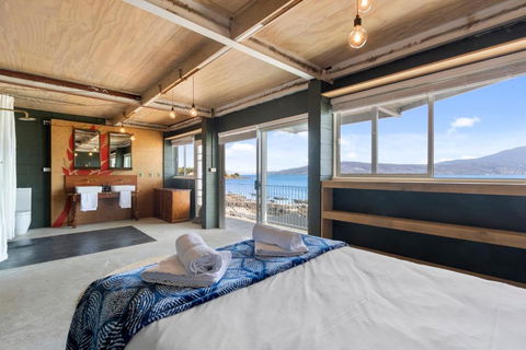 Absolute Waterfront Only 15 Minutes From Hobart - Getaway Accommodation 1