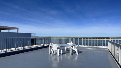 Absolute Waterfront With Rooftop! - Getaway Accommodation 1