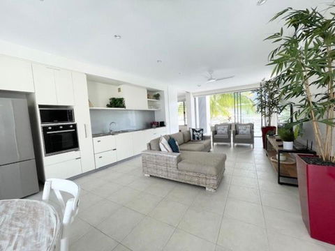 Absolutely Lovely Waterfront Apartment 333 - Getaway Accommodation 1
