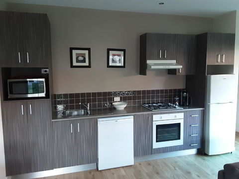 Adelphi Apartment 2- Poolside Or Apartment 2A- King Studio - Getaway Accommodation 4