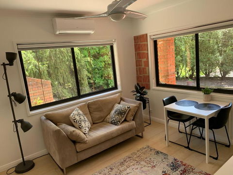 Adorable 1 Bedroom Private Apartment - Getaway Accommodation 2
