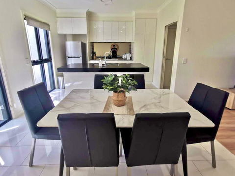 Adorable 3 Br Townhouse With Wifi & Parking - Getaway Accommodation 2