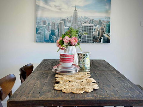 Adorable Modern 4 Br House WiFi & Parking - Getaway Accommodation 2