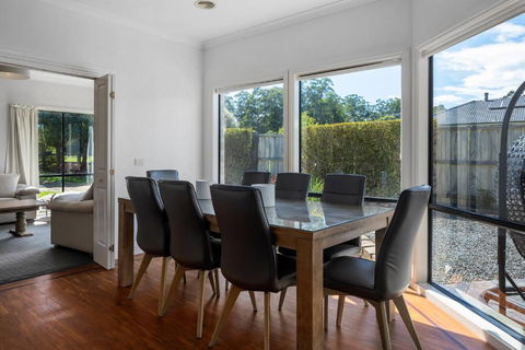 A Holiday Home For All Seasons - Modern, Peaceful, Family Friendly - Getaway Accommodation 2