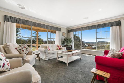 A House With A View, Molong. NSW - Getaway Accommodation 0
