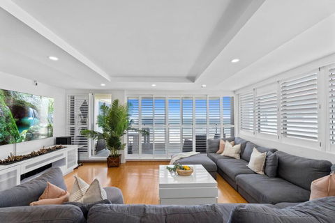 Absolute Beachfront Apartment 3B Pool Spa - Getaway Accommodation 2