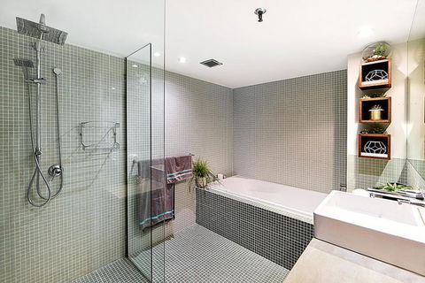 Absolute Beachfront Apartment 3B Pool Spa - Getaway Accommodation 1