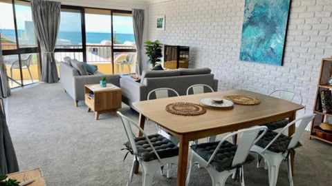 A Minutes Walk To The Beach! - Getaway Accommodation 0