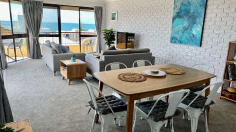 A Minutes Walk To The Beach! - Getaway Accommodation 1