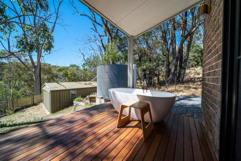Adelaide Hills Retreat - Surrounded By Nature - Getaway Accommodation 1