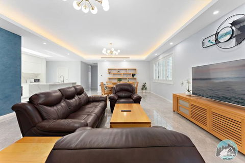 Aircabin - Fairfield - Modern - 6 Bedrooms House - Getaway Accommodation 1