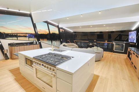 All Seasons Houseboats - Getaway Accommodation 4