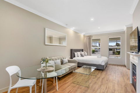 Aloha Central Luxury Accommodation - Getaway Accommodation 0