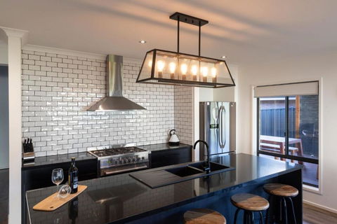 Alpine Knights Stylish Luxury - Getaway Accommodation 0