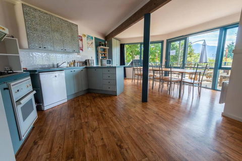 Alpzview Guesthouse - Getaway Accommodation 1