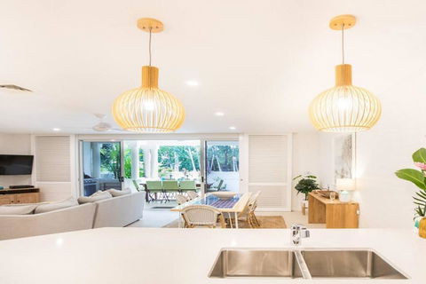 Amaroo Villa - Absolute Beachfront Port Douglas - Getaway Accommodation 2
