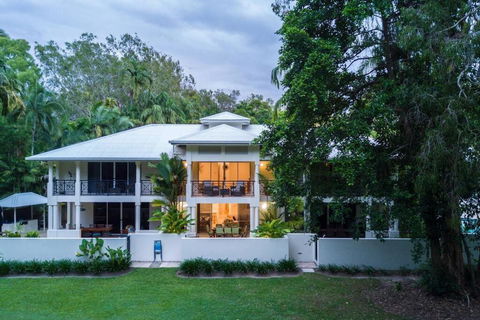 Amaroo Villa - Absolute Beachfront Port Douglas - Getaway Accommodation 3
