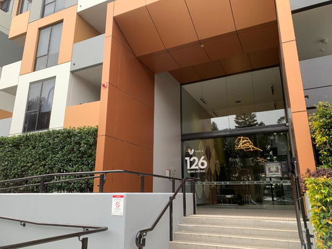 Amazing 1 Bedroom Apt With Large Living & Extra Sleeping Space -up To 5 Ppl Plus Gym Jacuzzi Spa Pool Sauna And Garden With BBQ - Getaway Accommodation 3