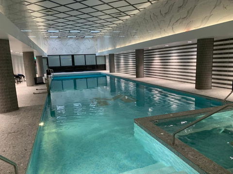 Amazing 1 Bedroom Apt With Large Living & Extra Sleeping Space -up To 5 Ppl Plus Gym Jacuzzi Spa Pool Sauna And Garden With BBQ - Getaway Accommodation 2