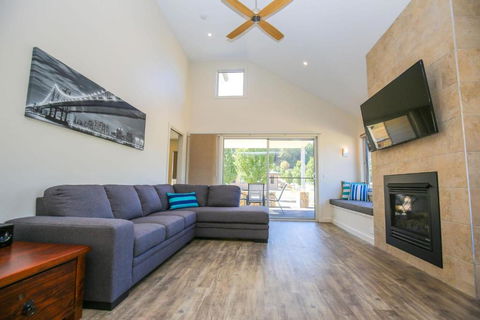 Amber Mist Villa - One - Getaway Accommodation 0