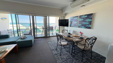 AN OCEAN,BEACHFRONT AND POOL VIEW Apartment 210 - Getaway Accommodation 4