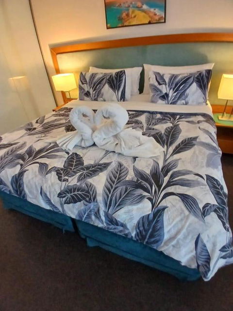 AN OCEAN,BEACHFRONT AND POOL VIEW Apartment 210 - Getaway Accommodation 1