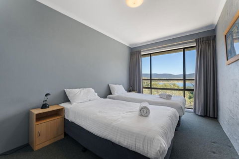 Alpine Mountain View 18 - 4BR L Mountain Views L Swimming Pool L Air-Con L WiFi - Getaway Accommodation 4