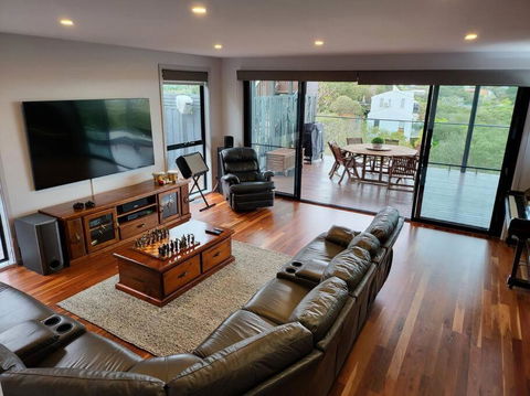 Alogara House, Modern, 6 Bedrooms With Hot Tub And Views - Getaway Accommodation 2