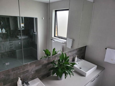 Alogara House, Modern, 6 Bedrooms With Hot Tub And Views - Getaway Accommodation 3
