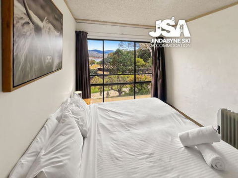 Alpine Mountain View Kirwan 10 - Getaway Accommodation 4