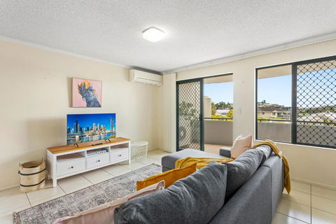 Albion Convenient Hideaway With Parking & Balcony - Getaway Accommodation 0