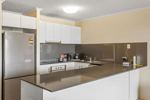 Albion Convenient Hideaway With Parking & Balcony - Getaway Accommodation 2