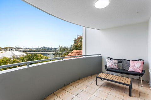 Albion Convenient Hideaway With Parking & Balcony - Getaway Accommodation 4