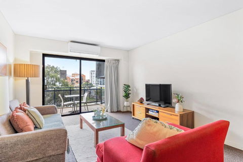 Apartment With City Views In East Perth - Getaway Accommodation 0
