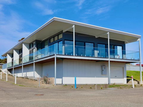 Apt02-The SS James Comrie - Getaway Accommodation 1