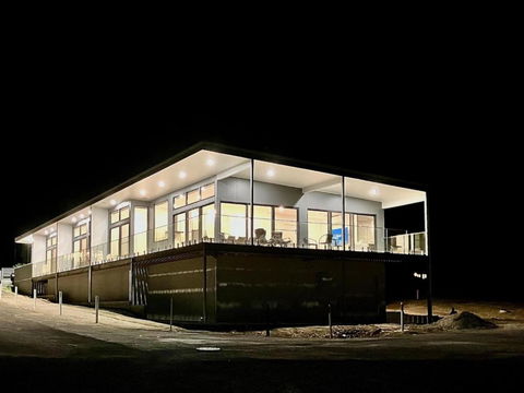 Apt02-The SS James Comrie - Getaway Accommodation 4