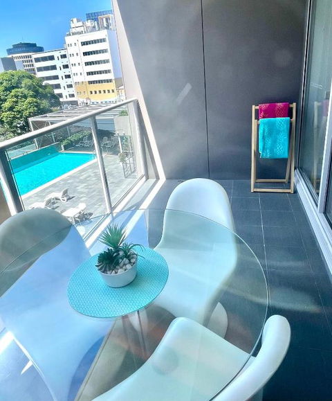 AQUA 306 POOLSIDE Luxury Apartment , Honeysuckle, NEWCASTLE FREE Parking - Getaway Accommodation 2