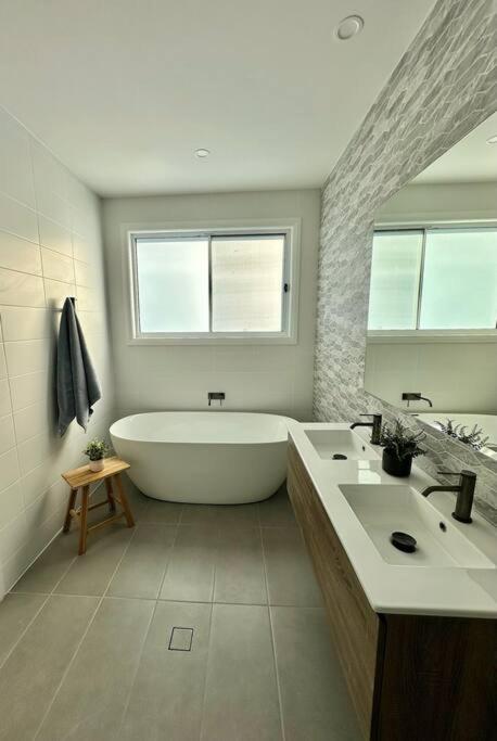Aquila Beach Retreat - Getaway Accommodation 1
