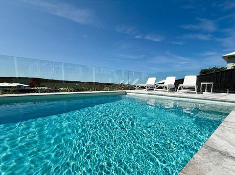 Aquila Beach Retreat - Getaway Accommodation 2